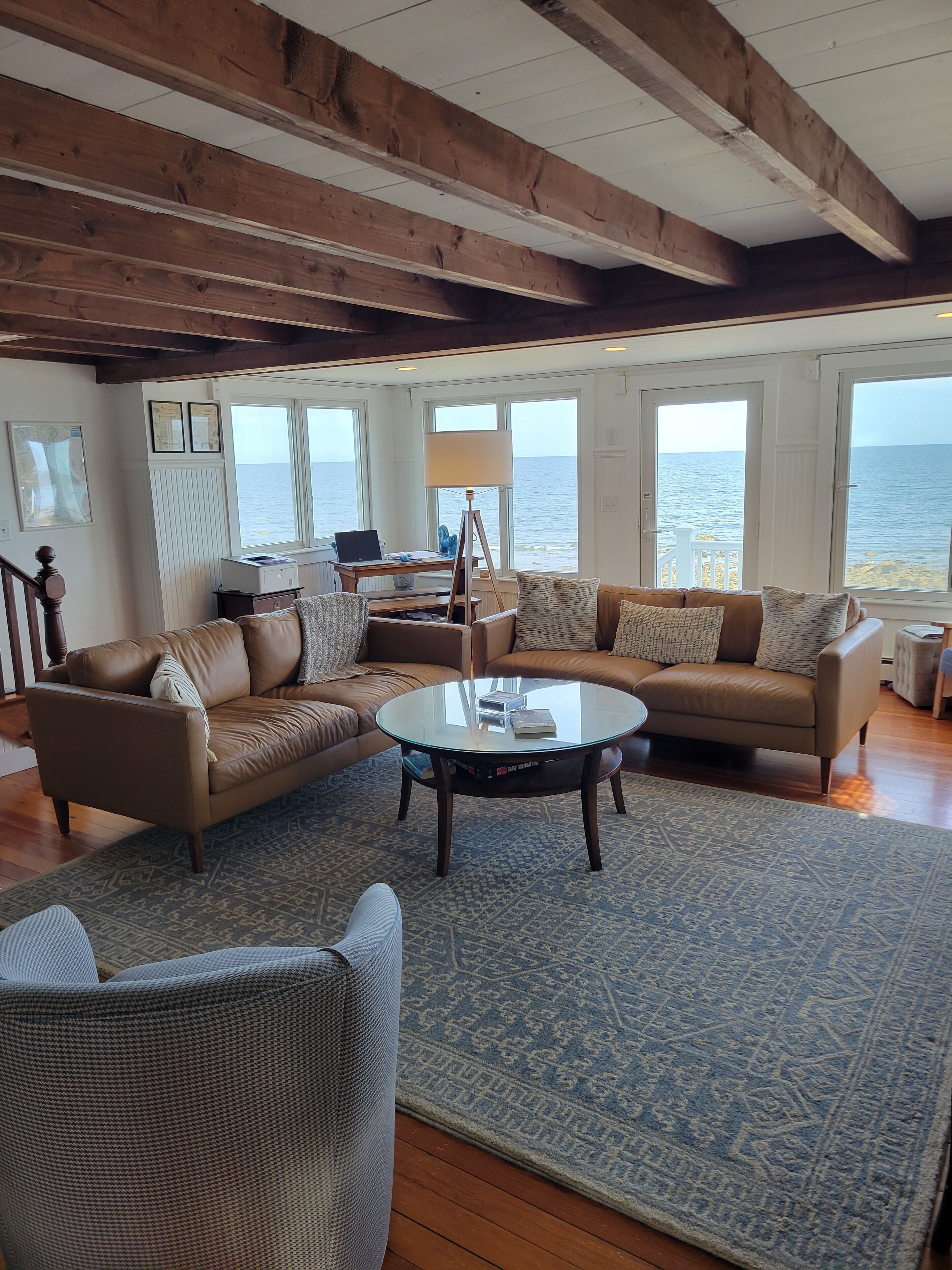 Smart-TV, Kamin, DVD-Player, Bücher