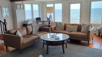 Smart-TV, Kamin, DVD-Player, Bücher