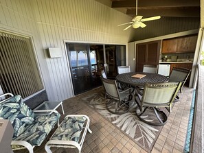 Outdoor dining - Kona Hawaii Oceanfront Vacation Rental- NO FEE FOR AIR CONDITIONING (Kailua-Kona)