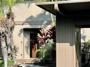 Exterior detail - Kona Hawaii Oceanfront Vacation Rental- NO FEE FOR AIR CONDITIONING (Kailua-Kona)