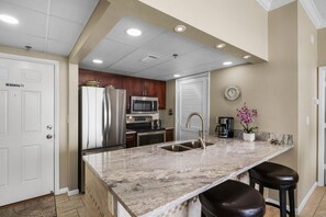 Geladeira, micro-ondas, fogão, cooktop