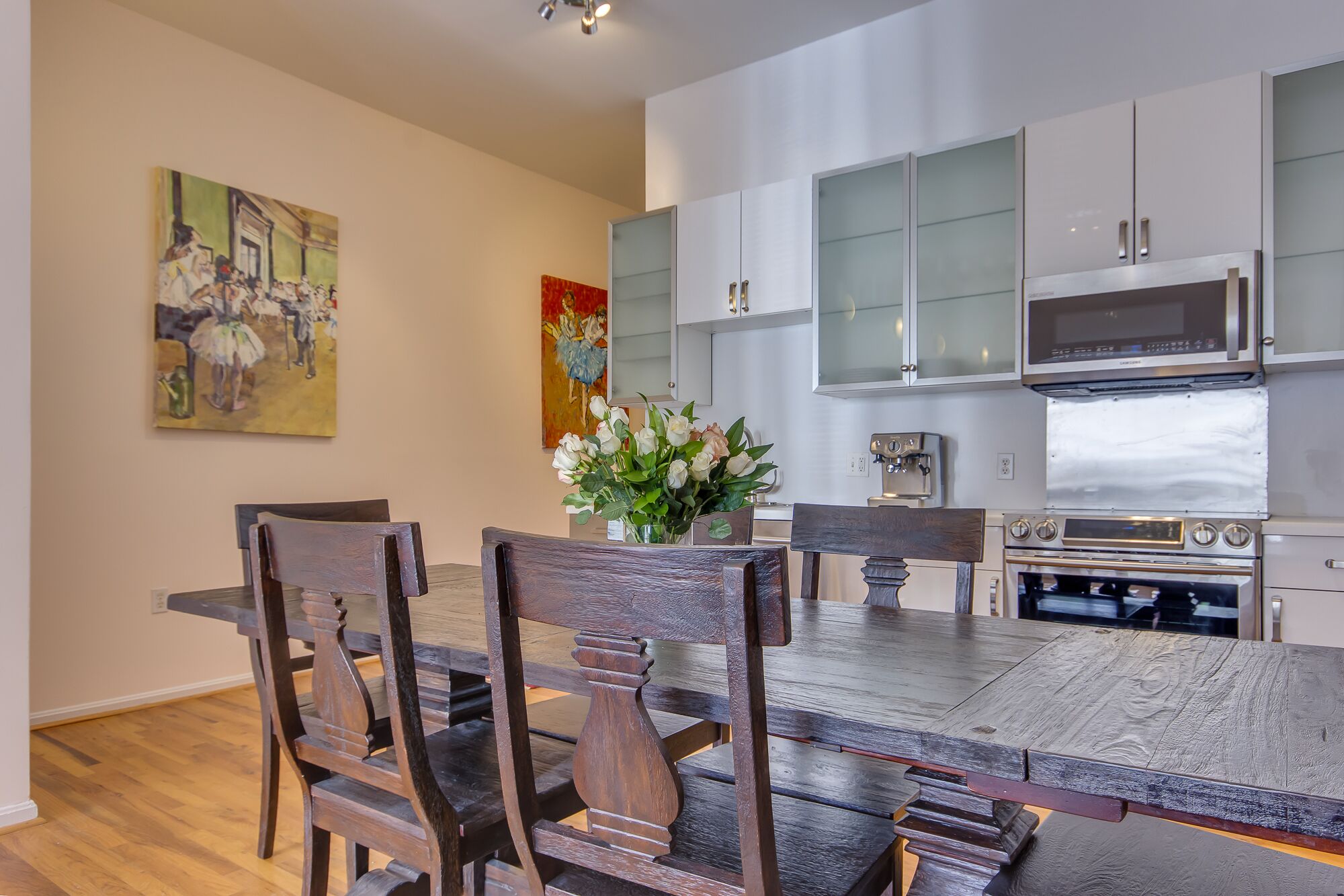 LUXURIOUS MODERN CAPITOL HILL HOUSE OF ARTS