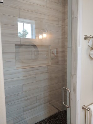 Combined shower/tub, hair dryer, towels
