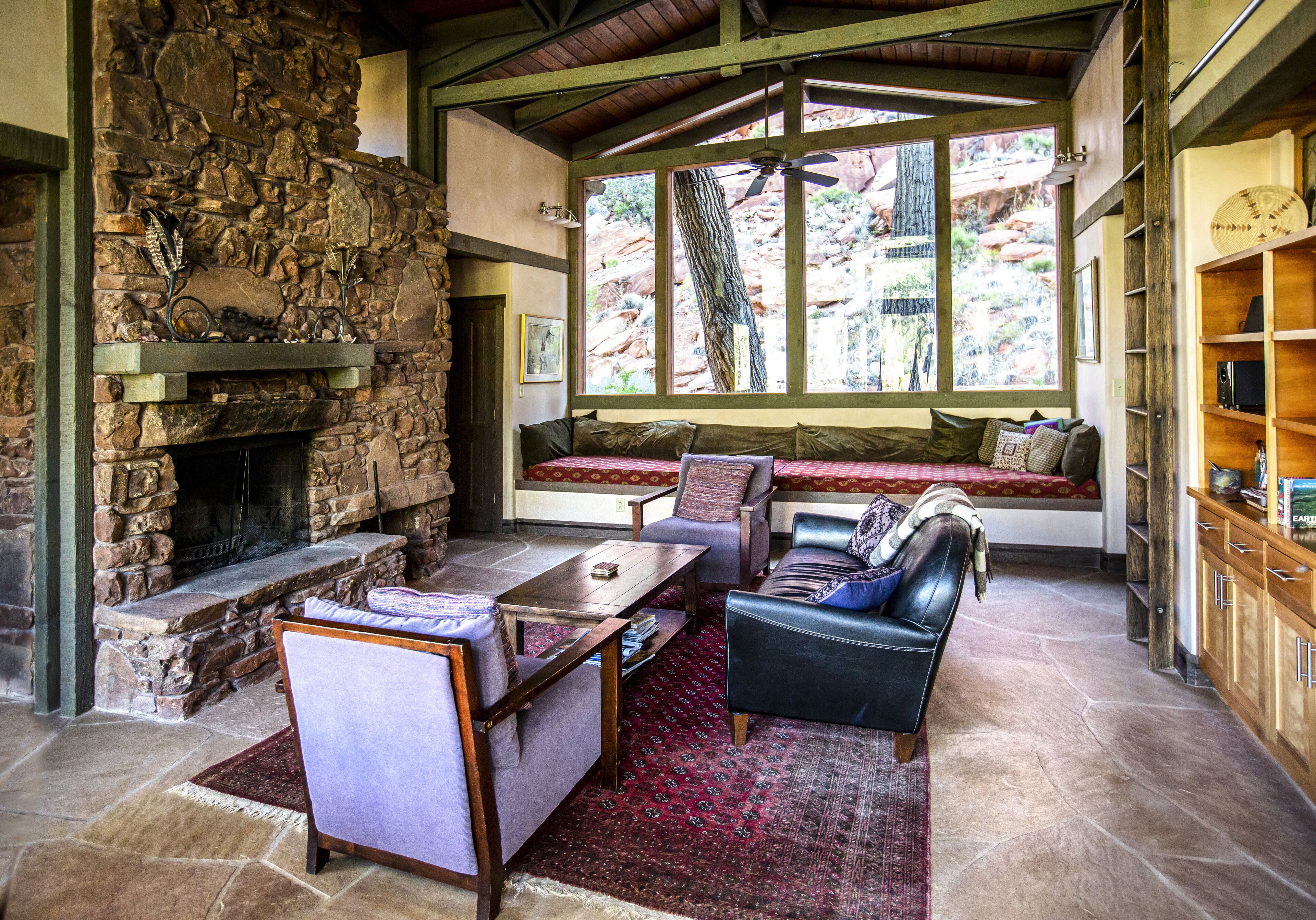 Een open haard, boeken en een stereo