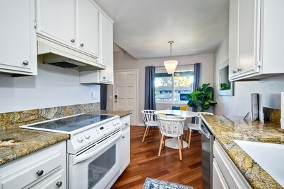 90 Walk Score l Steps to Beach & Dining | Parking