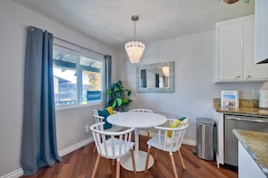 Dining - 90 Walk Score l Steps to Beach & Dining | Parking (Carlsbad)