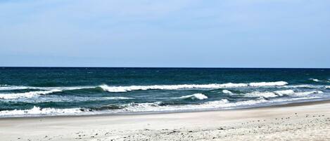 Playa en los alrededores y toallas de playa