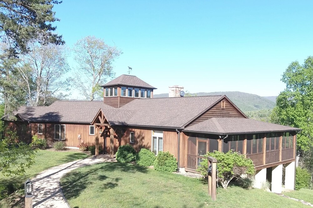 WINDING RIDGE - a Mountain-top lodge with incredible views!