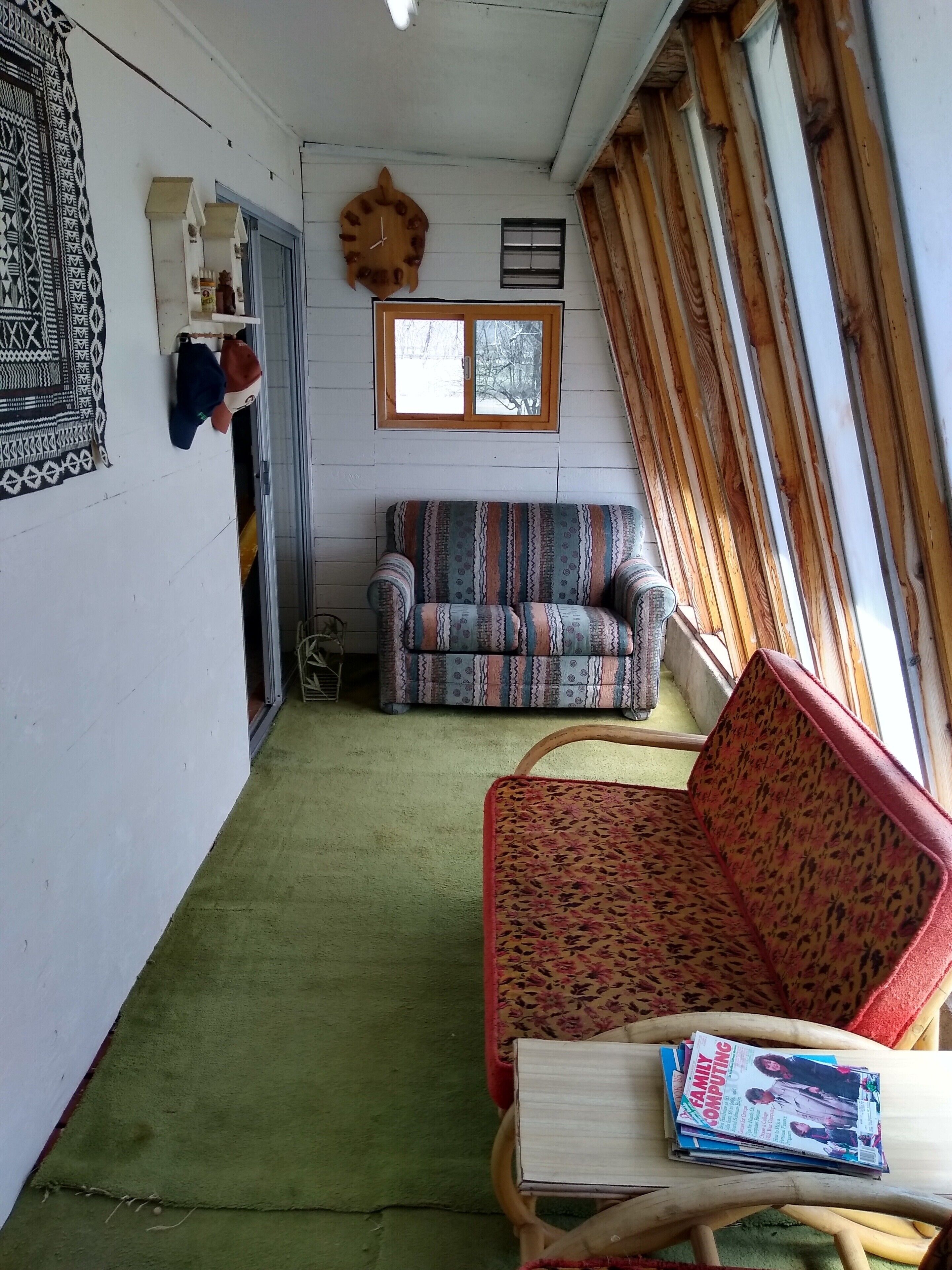 Smart-TV, DVD-Player, Bücher, Musikbibliothek