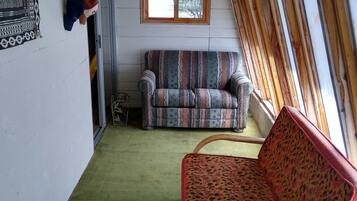 Smart-TV, DVD-spiller, bøker og musikkbibliotek