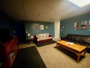 Een smart-tv, een dvd-speler, boeken en een muziekbibliotheek