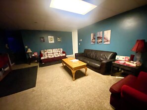 Smart-TV, DVD-Player, Bücher, Musikbibliothek