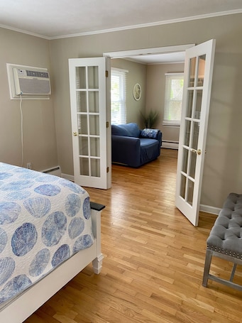 1 bedroom, iron/ironing board, free WiFi, bed sheets. Perfectly Located Bright Water Street Condo