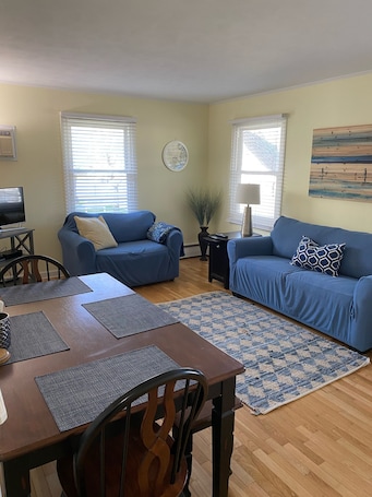 Smart TV. Perfectly Located Bright Water Street Condo
