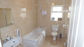 Duschwanne, Haartrockner, Handtücher, Seife