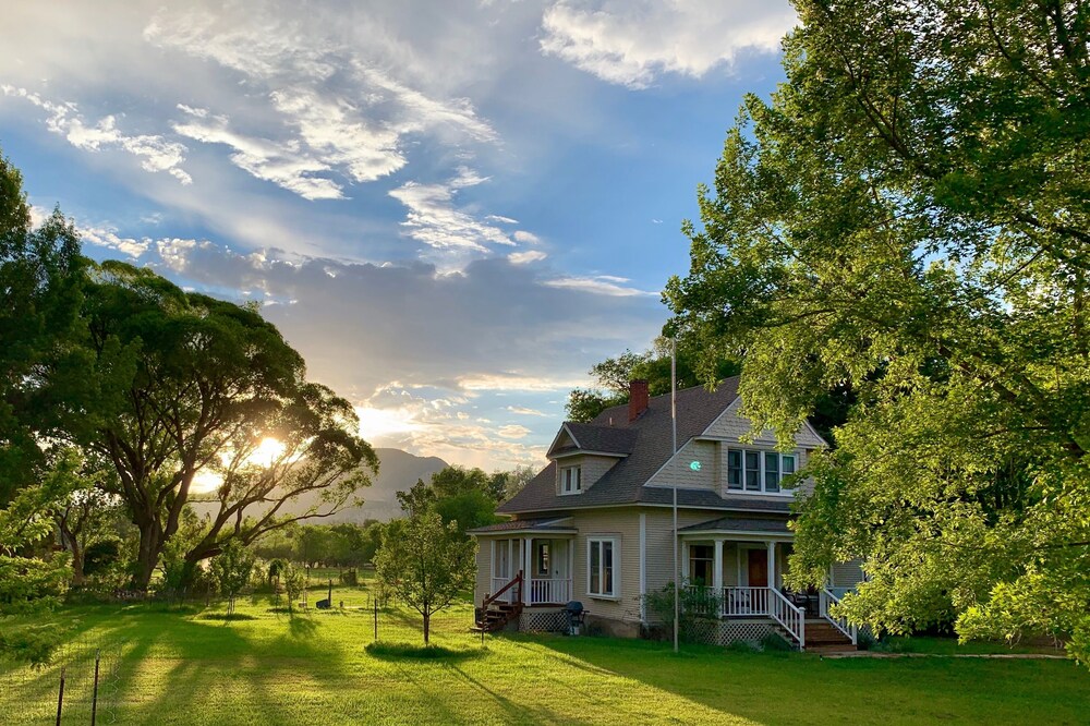 Paonia Victorian Farmhouse - Country Setting, Walk to Town.
