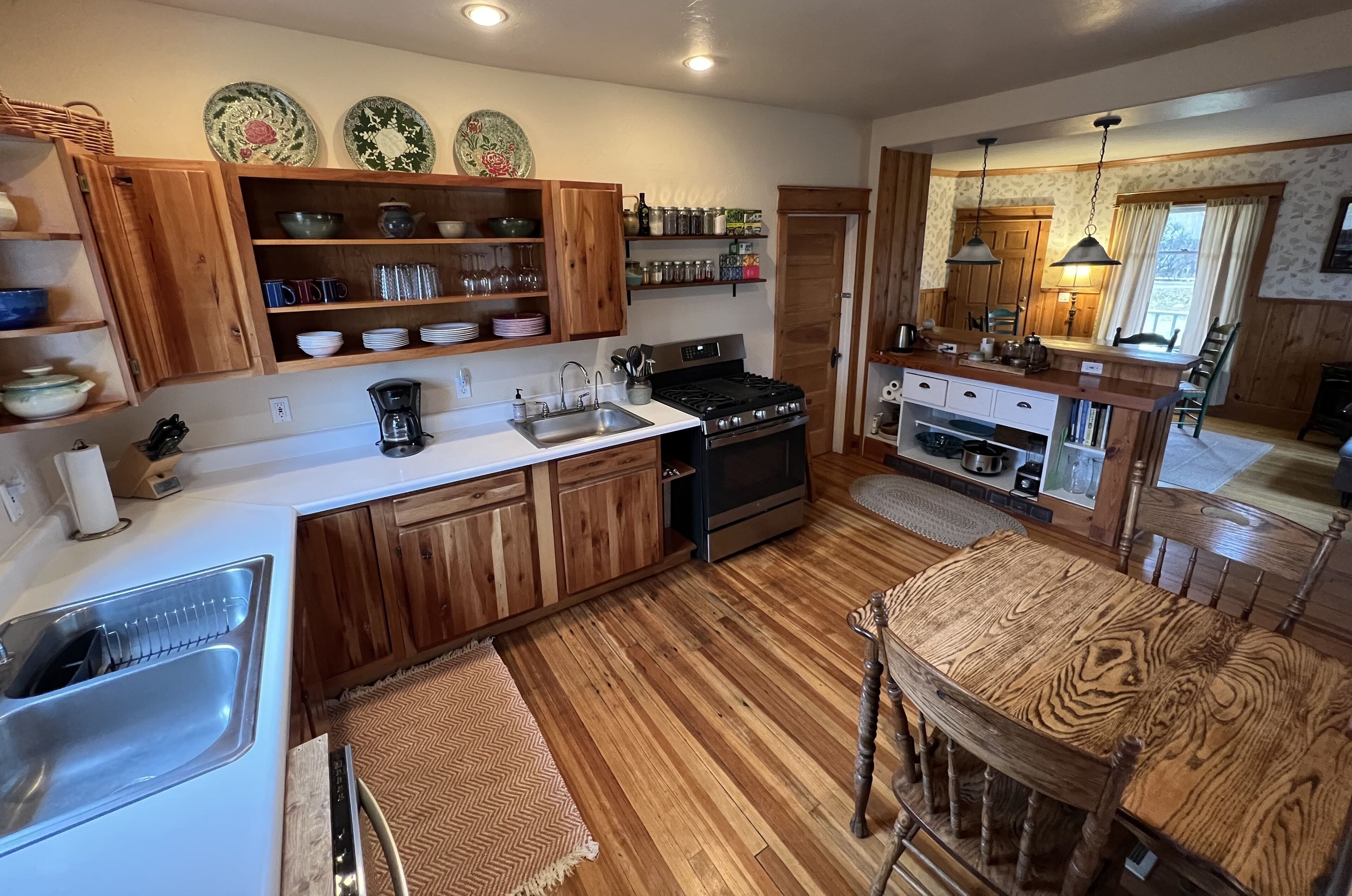 Paonia Victorian Farmhouse - Country Setting, Walk to Town.