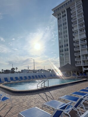A heated pool - Beautiful Beach! Spectacular sunsets! (Redington Shores)