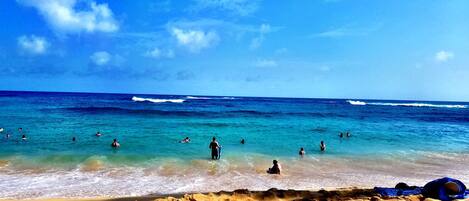 Playa en los alrededores, camastros y toallas de playa