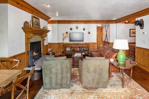 Smart TV, fireplace
