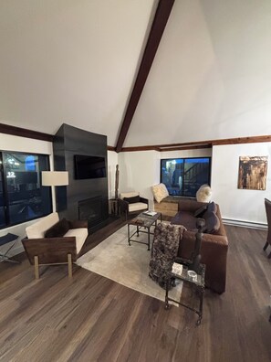Fernseher, Kamin, DVD-Player, Stereoanlage