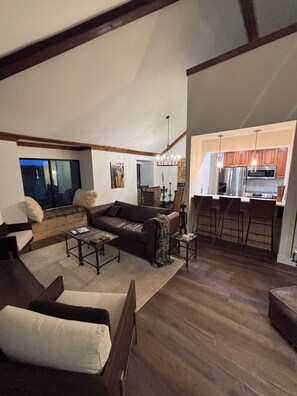 TV, peis, DVD-spiller og stereoanlegg