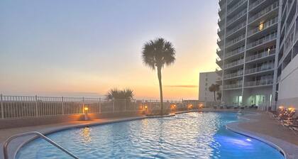 Beachfront living, Great Location. Clean, Chic decor, Great Reviews!