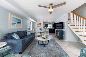 Smart TV, DVD player, books, music library - Island Townhouse - 200 Steps to the Beach (Holmes Beach)