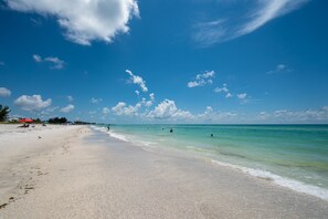Sun-loungers, beach towels - Island Townhouse - 200 Steps to the Beach (Holmes Beach)