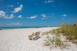 Sun-loungers, beach towels - Island Townhouse - 200 Steps to the Beach (Holmes Beach)