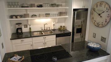Wasserkocher mit Kaffee-/Teezubehör, Kühlschrank, Mikrowelle, Ofen