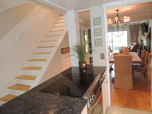 * Forest Beach / Luxury 4BR Coligny Villa *: Kävele rannalle + oma uima-allas + 3 televisiota!