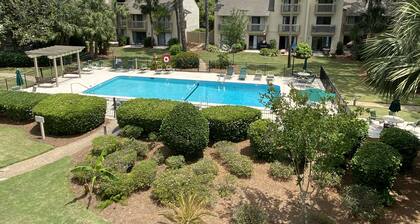* Forest Beach / Luxus 4BR Coligny Villa *: Zu Fuß zum Strand + privater Pool + 3 Fernseher!