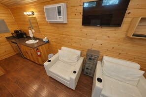 Una televisión, una chimenea, un reproductor estéreo
