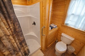 Douche, séchoir à cheveux, serviettes fournies