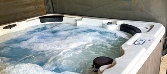 Gorgeous 5 Bedroom Log Home Less Than 5 Minutes From Chaumette And Charleville.