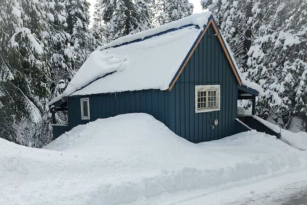 Gold Strike - Cabin C: Cute & Cozy Cottage w/ Deck