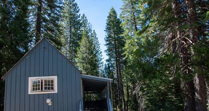 China Alley Cabin C: Cute & Cozy Cottage w/ Deck