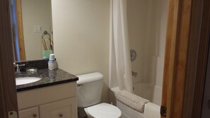 Ensemble douche/baignoire, sèche-cheveux, serviettes fournies