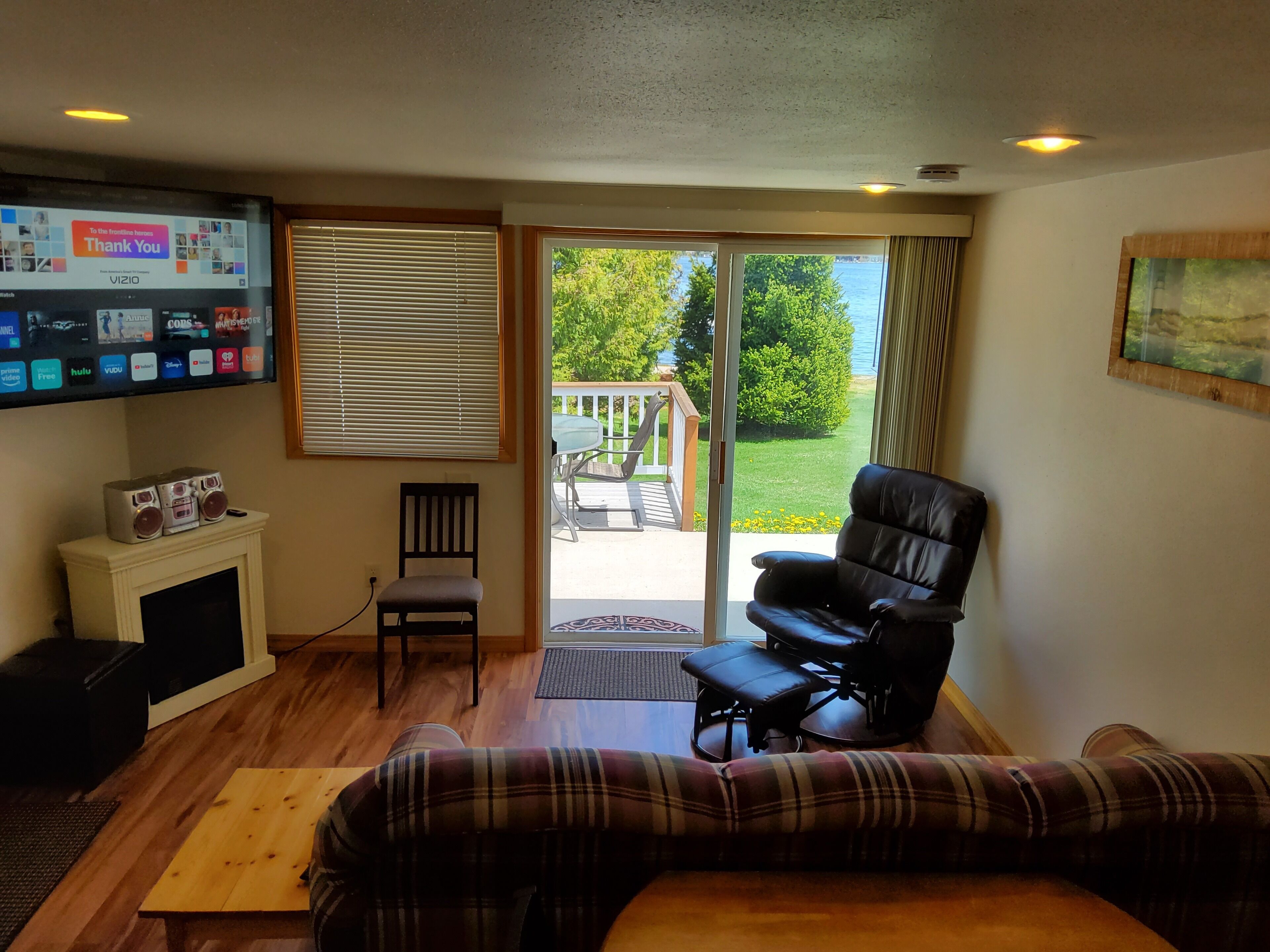 Televisión, chimenea y estéreo 