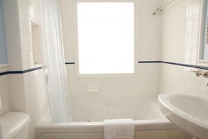 Haartrockner, Handtücher, Seife, Toilettenpapier