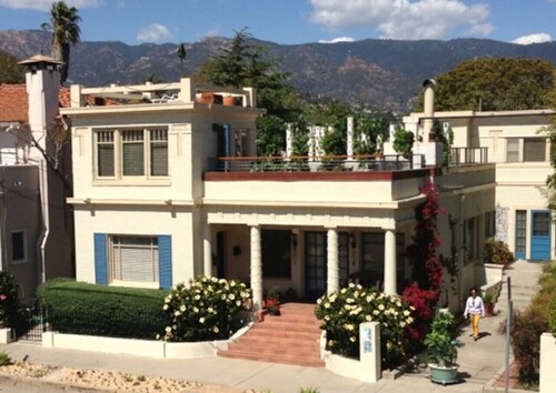 "Prime West Beach location" 10% DISCOUNT. New Owner. Simple and affordablle.