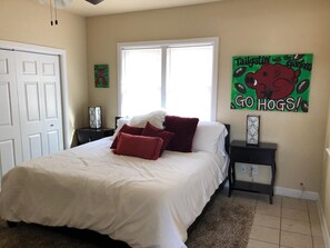4 bedrooms, free WiFi, bed sheets - 4 bedroom, 3 bath house is right in the heart of the U of A campus (Fayetteville)