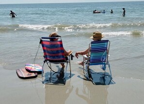 Sur la plage, chaise longue