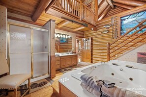 Een douche, een bubbelbad, een haardroger, handdoeken