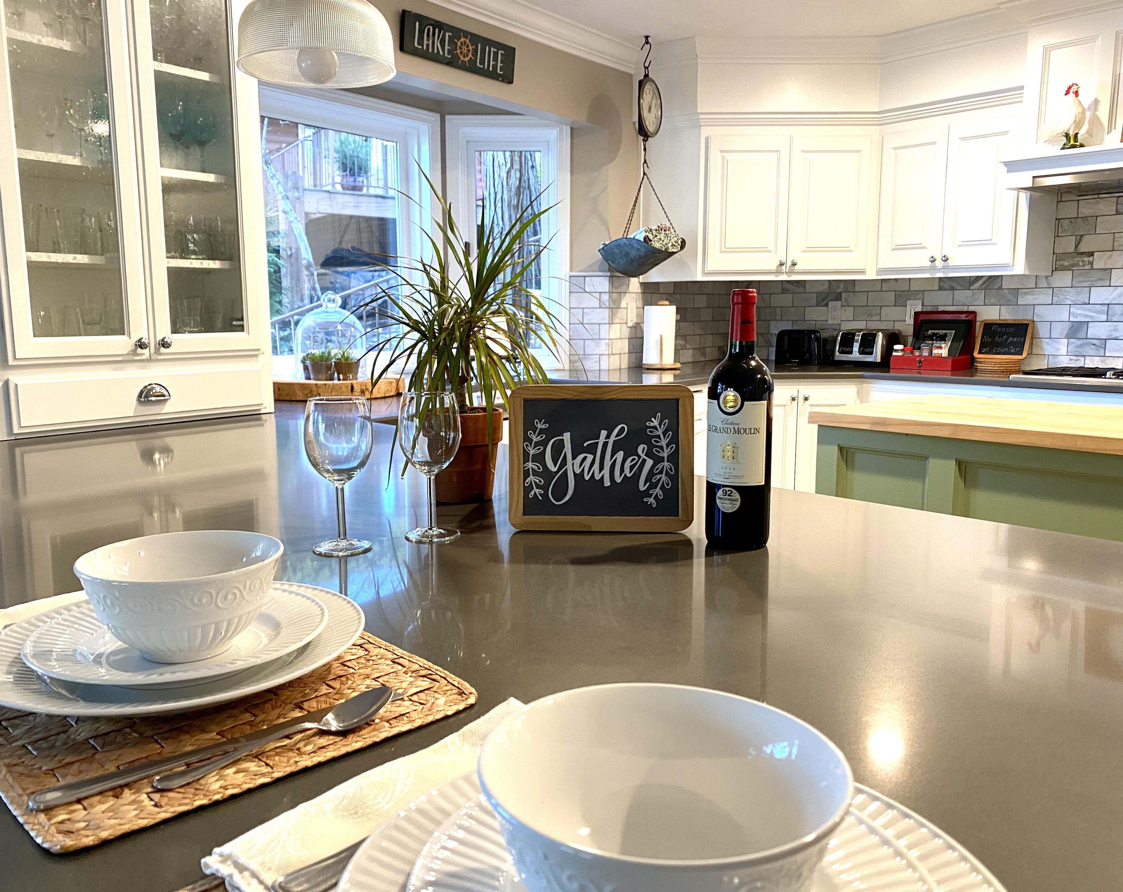 Willow Cove Lodge-6 bd/4 bath, lakefront & dock. 19 miles to  Yosemite entrance.