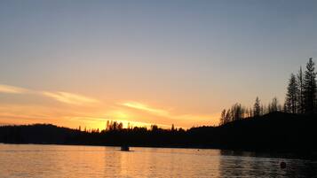 Rannalla, aurinkotuoleja