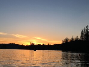 Rannalla, aurinkotuoleja