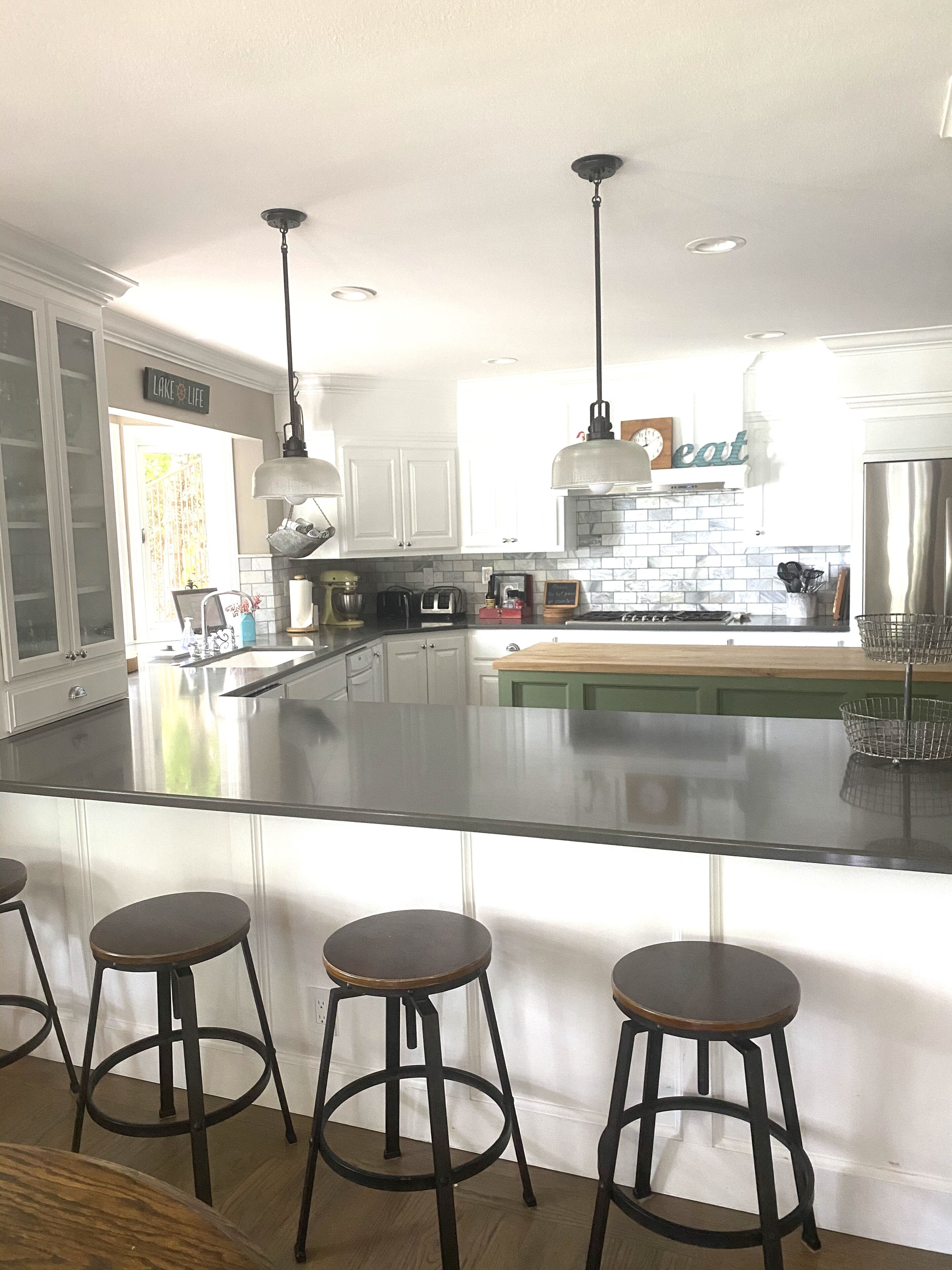 Willow Cove Lodge-6 bd/4 bath, lakefront & dock. 19 miles to  Yosemite entrance.