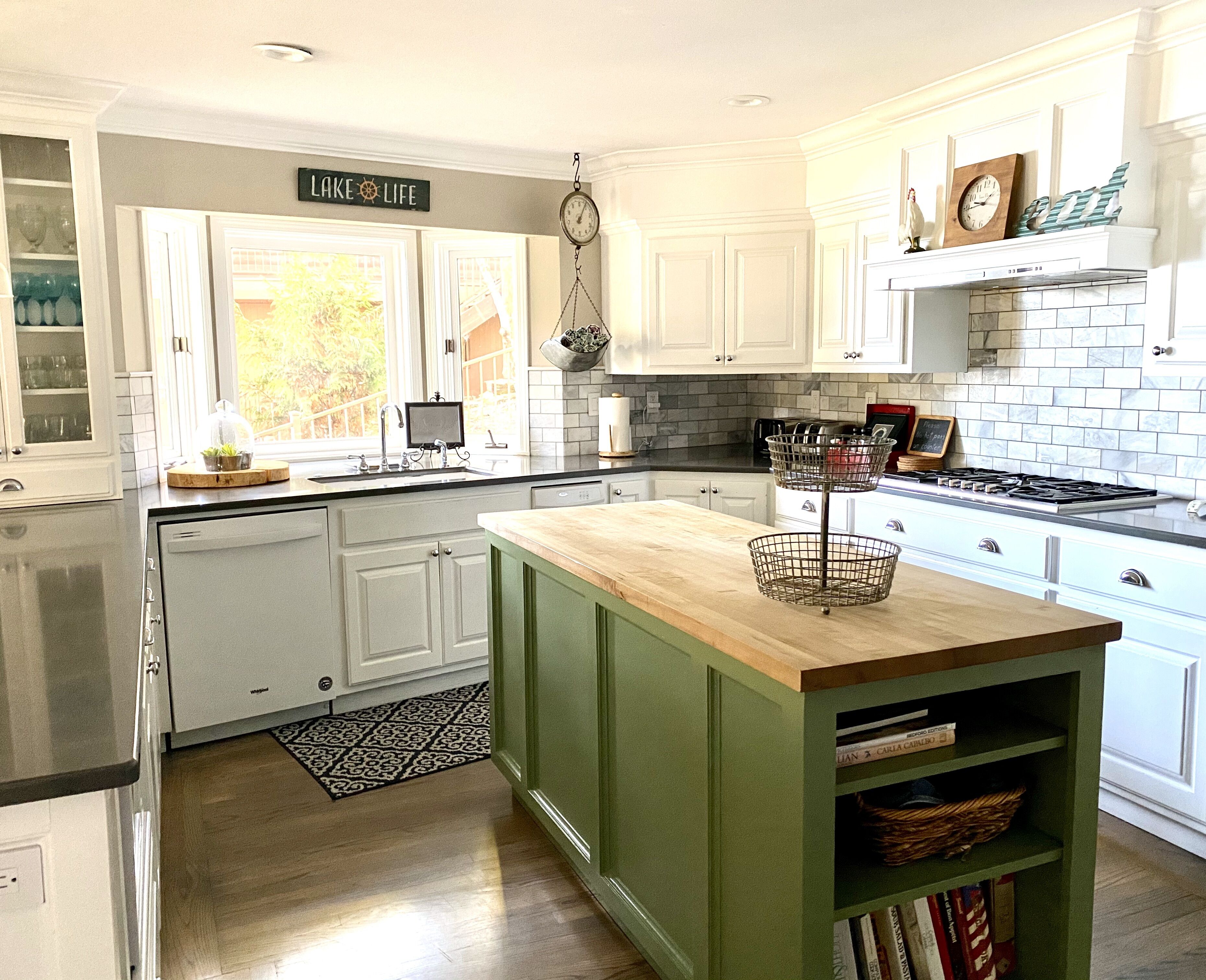 Willow Cove Lodge-6 bd/4 bath, lakefront & dock. 19 miles to  Yosemite entrance.